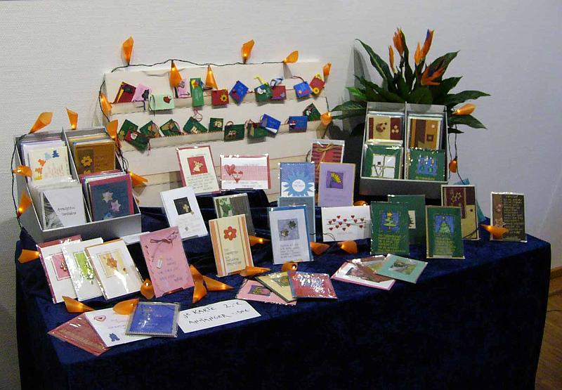 buchbender01.jpg - Doris Buchbender: Ausstellungstisch mit handgearbeiteten Grußkarten
