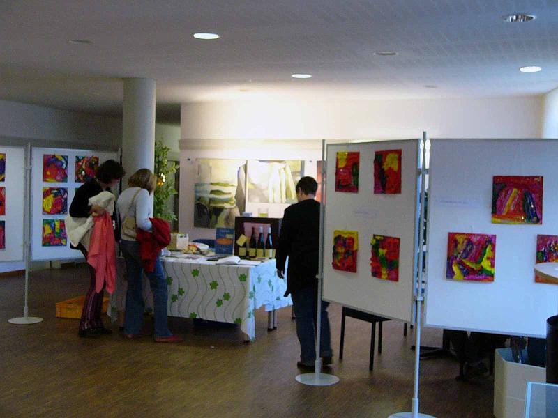 foyer02.jpg - ...mit Kunstwerken der Kindergartenkinder...