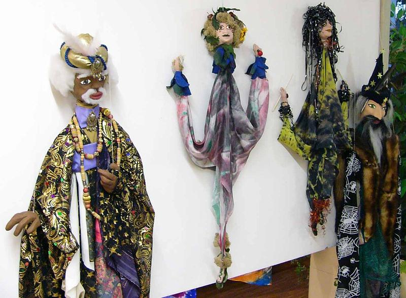 krupprita03.jpg - Rita Krupp: Ausstellungswand mit handgearbeiteten Marionetten