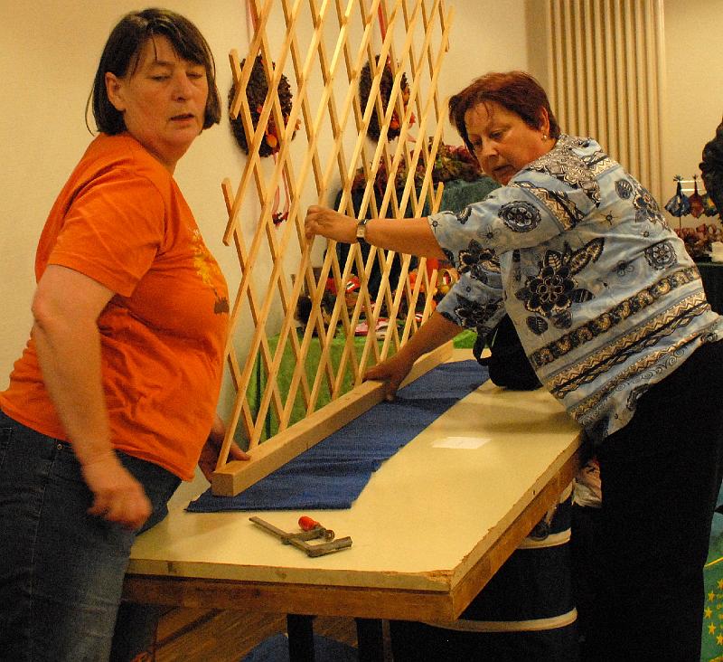 DSC_0017.JPG - Angelika Kalka (links) an ihrem Tisch...
